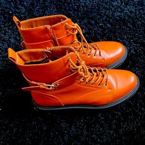 I’m selling women’s boots from tins tree brand brown in color.